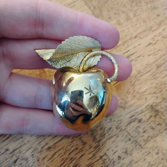 Vintage apple brooch - Picture 1 of 3